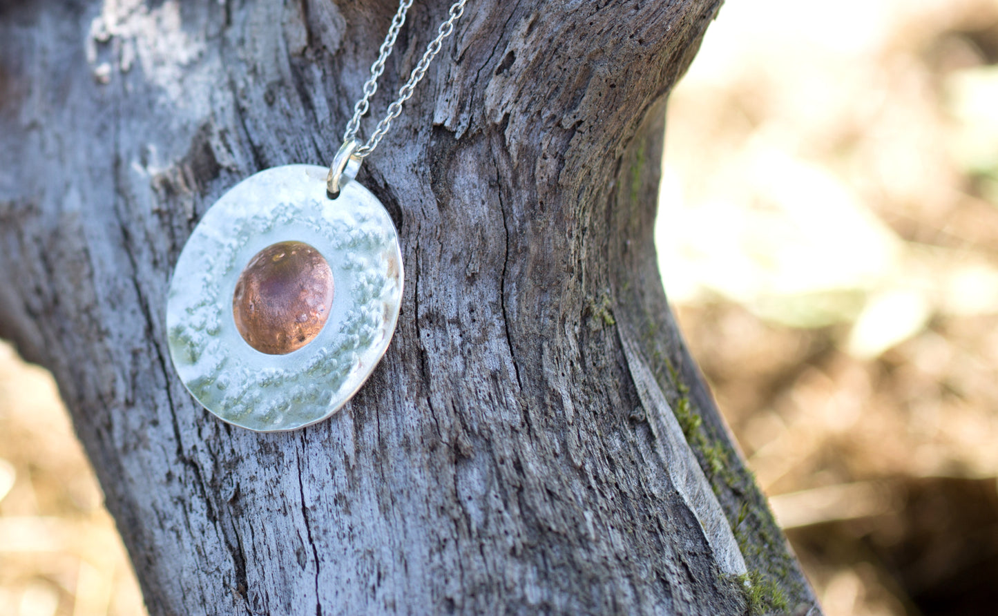 Collier soleil en cuivre et argent : Un bijou qui apporte lumière et énergie