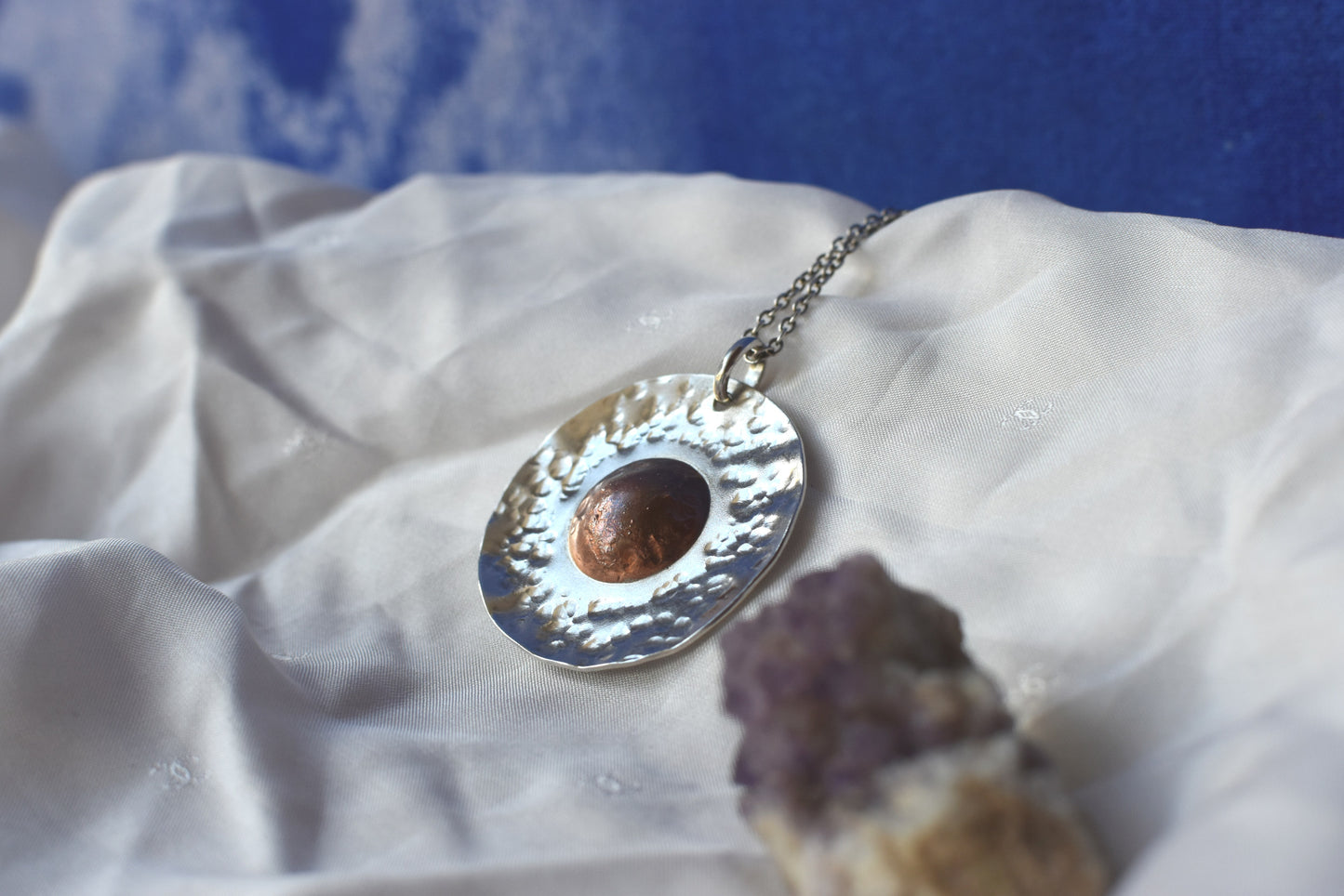 Collier soleil en cuivre et argent : Un bijou qui apporte lumière et énergie