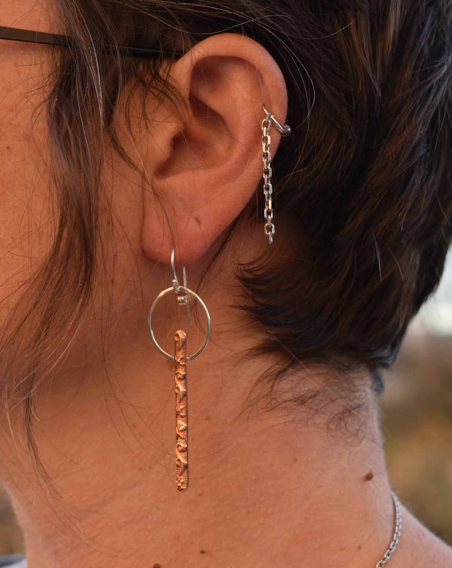 Boucles d'oreilles "Le suspendu" dans la collection des petits bâtons