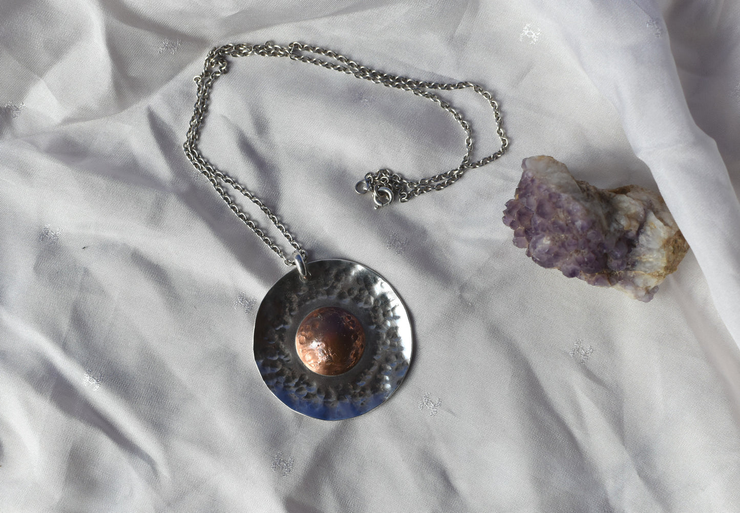 Collier soleil en cuivre et argent : Un bijou qui apporte lumière et énergie