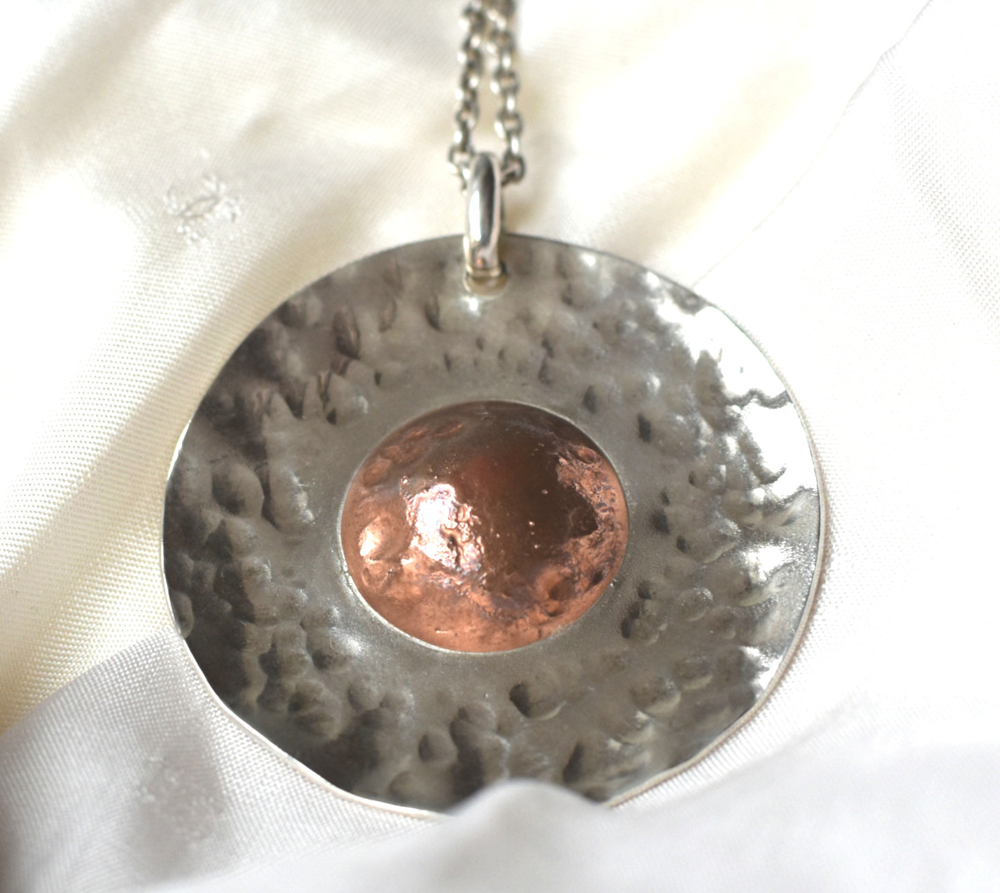 Collier soleil en cuivre et argent : Un bijou qui apporte lumière et énergie