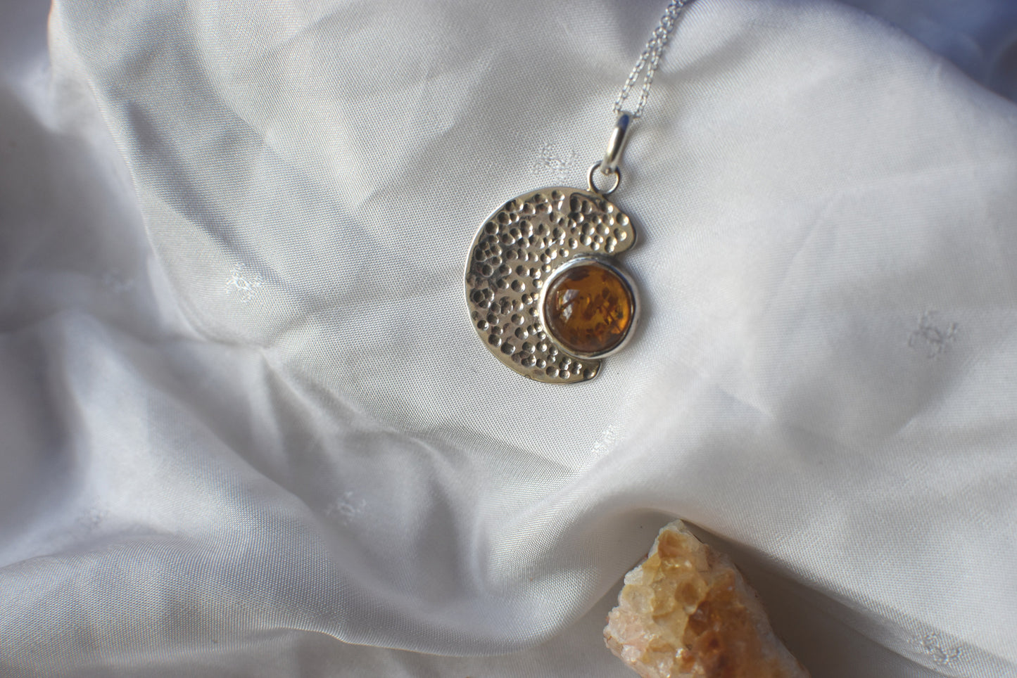 Collier lune en argent, un bijou symbolique et élégant