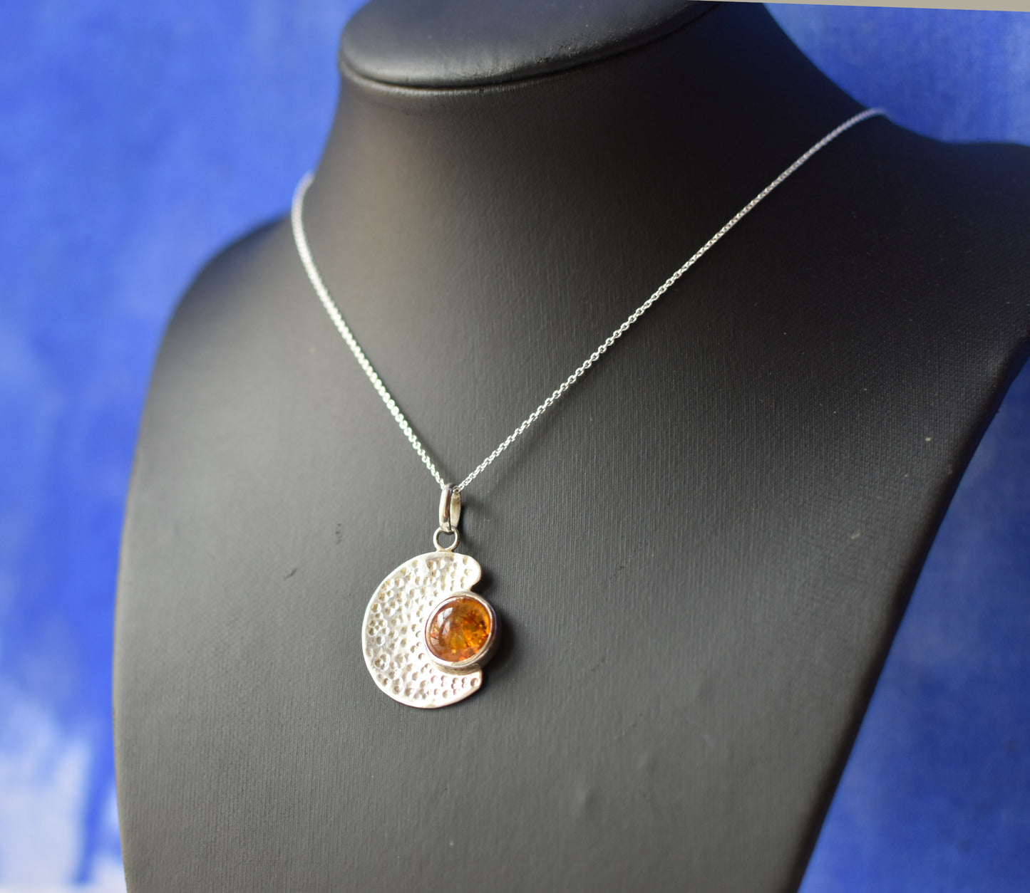 Collier lune en argent, un bijou symbolique et élégant