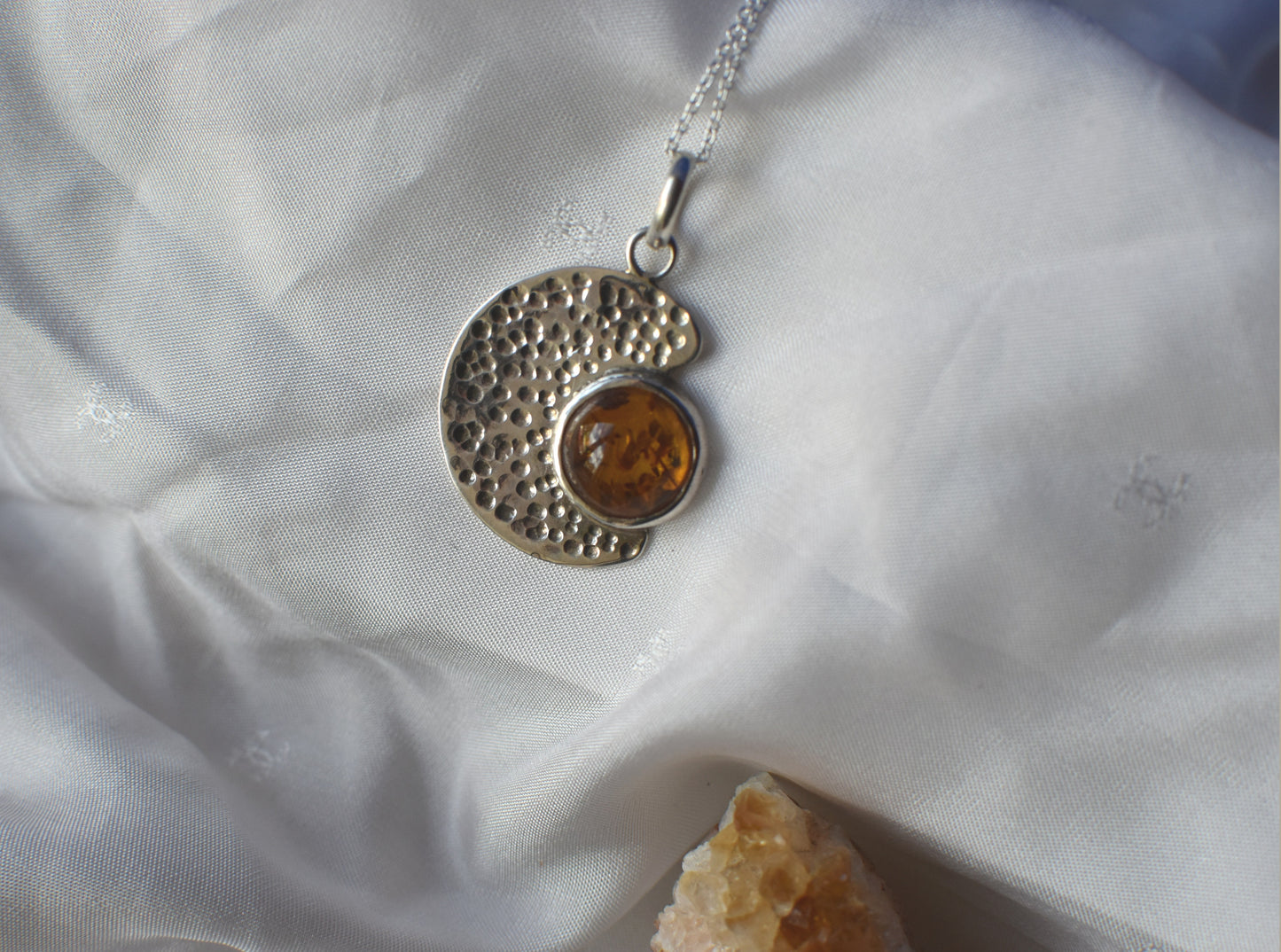 Collier lune en argent, un bijou symbolique et élégant