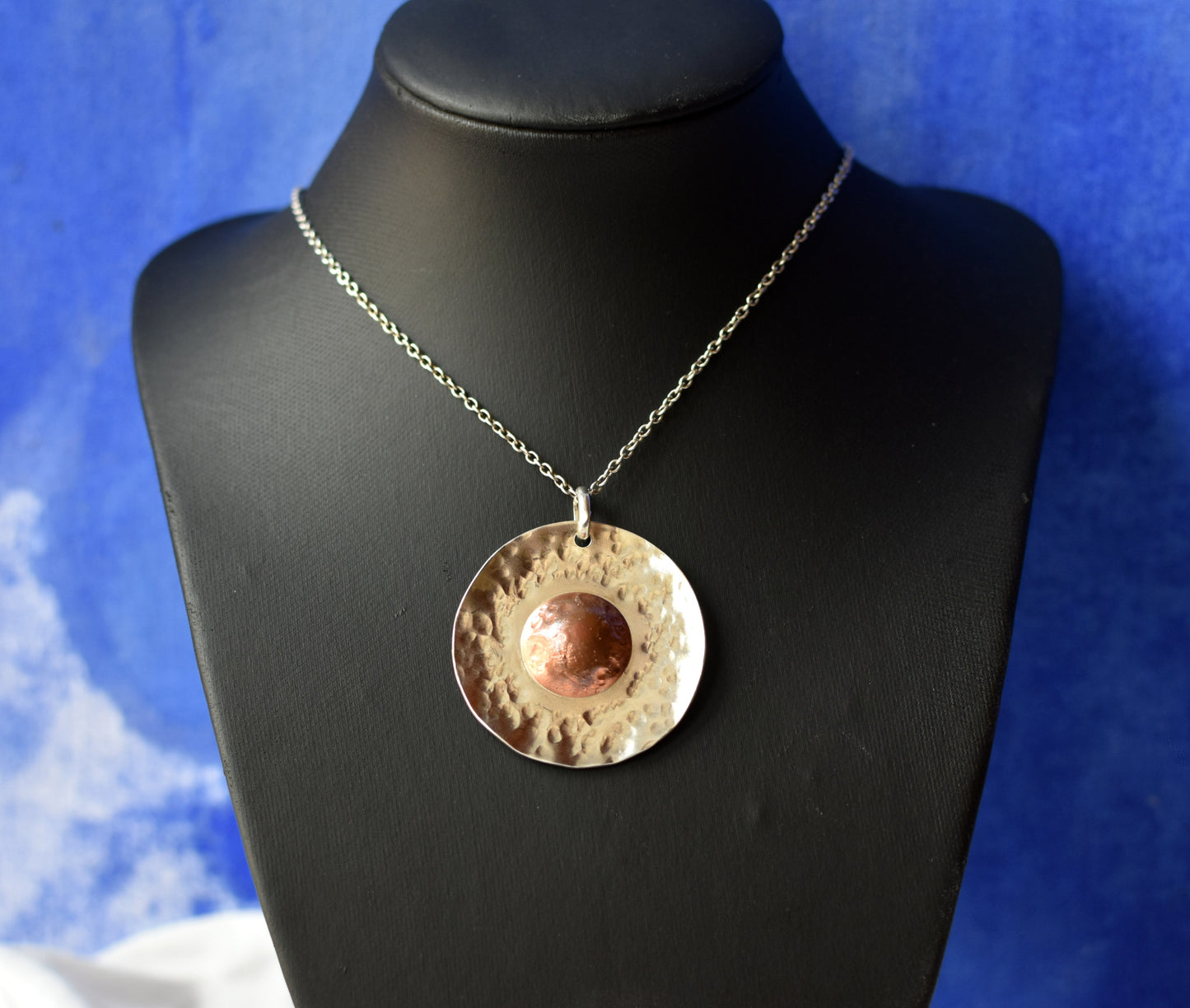 Collier soleil en cuivre et argent : Un bijou qui apporte lumière et énergie