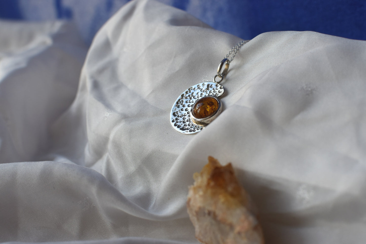 Collier lune en argent, un bijou symbolique et élégant
