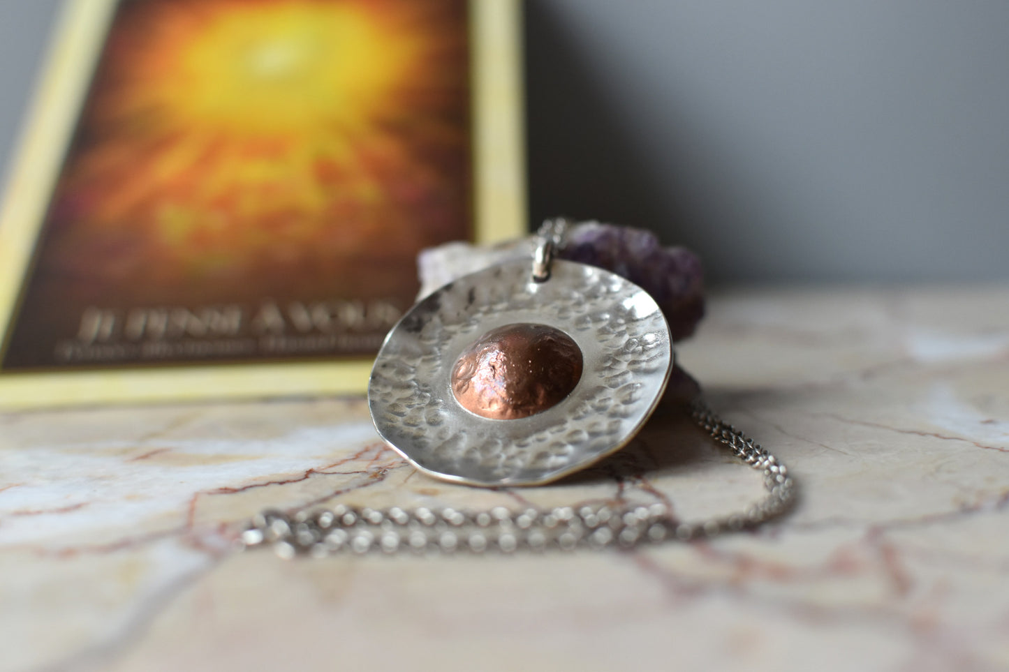 Collier soleil en cuivre et argent : Un bijou qui apporte lumière et énergie