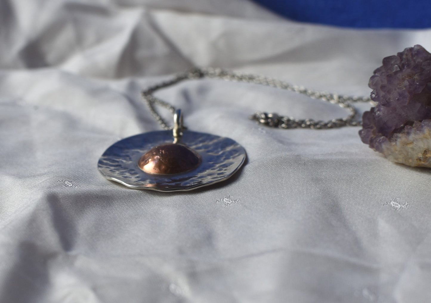 Collier soleil en cuivre et argent : Un bijou qui apporte lumière et énergie