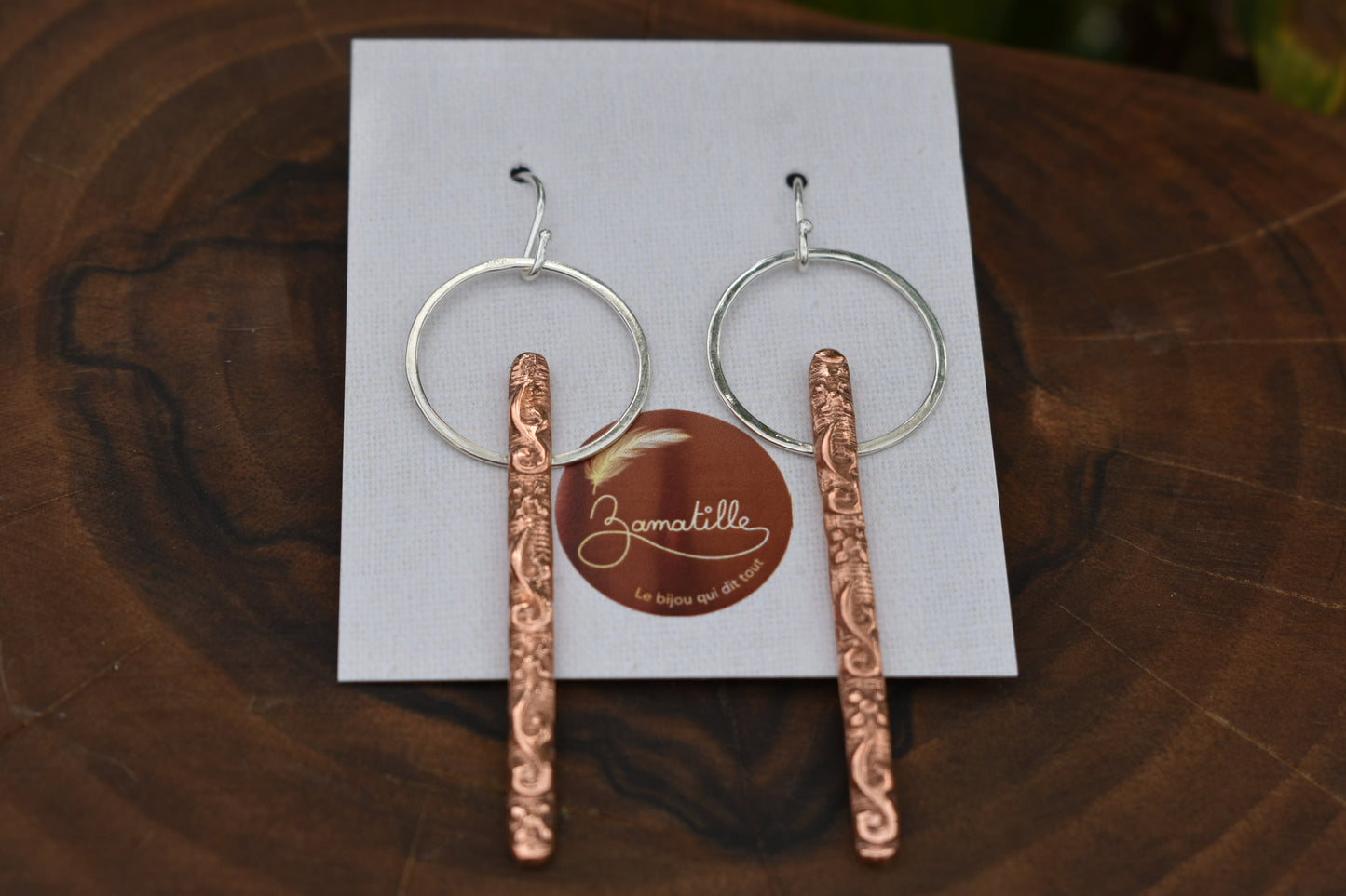 Boucles d'oreilles "Le suspendu" dans la collection des petits bâtons