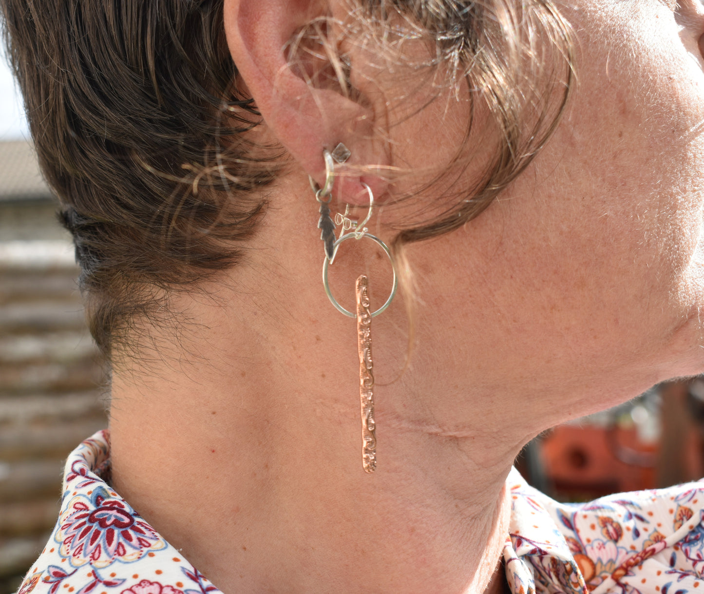 Boucles d'oreilles "Le suspendu" dans la collection des petits bâtons