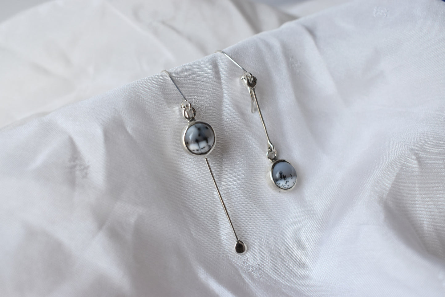 Boucles d'oreilles asymétriques - Pendante - en argent et merlinite (opale dendritique)