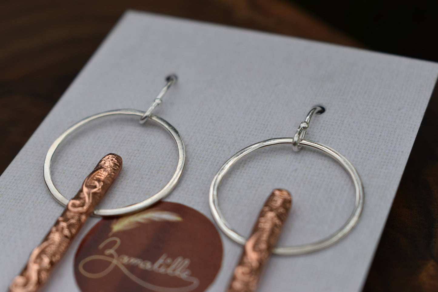 Boucles d'oreilles "Le suspendu" dans la collection des petits bâtons