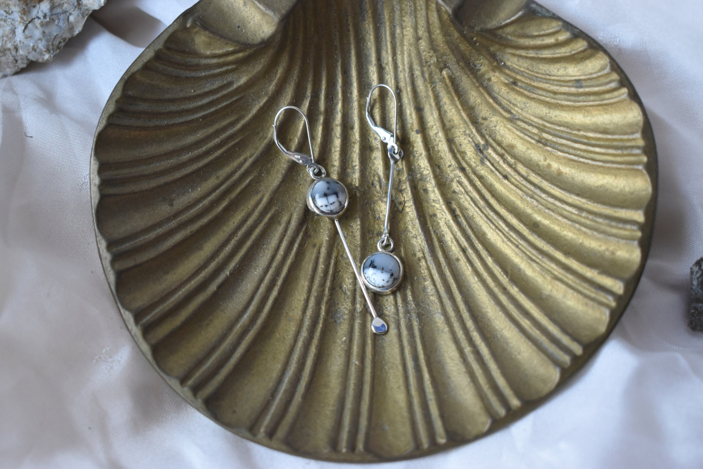 Boucles d'oreilles asymétriques - Pendante - en argent et merlinite (opale dendritique)