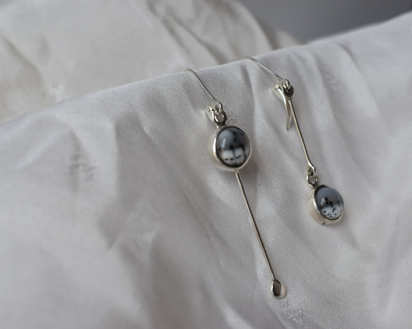 Boucles d'oreilles asymétriques - Pendante - en argent et merlinite (opale dendritique)