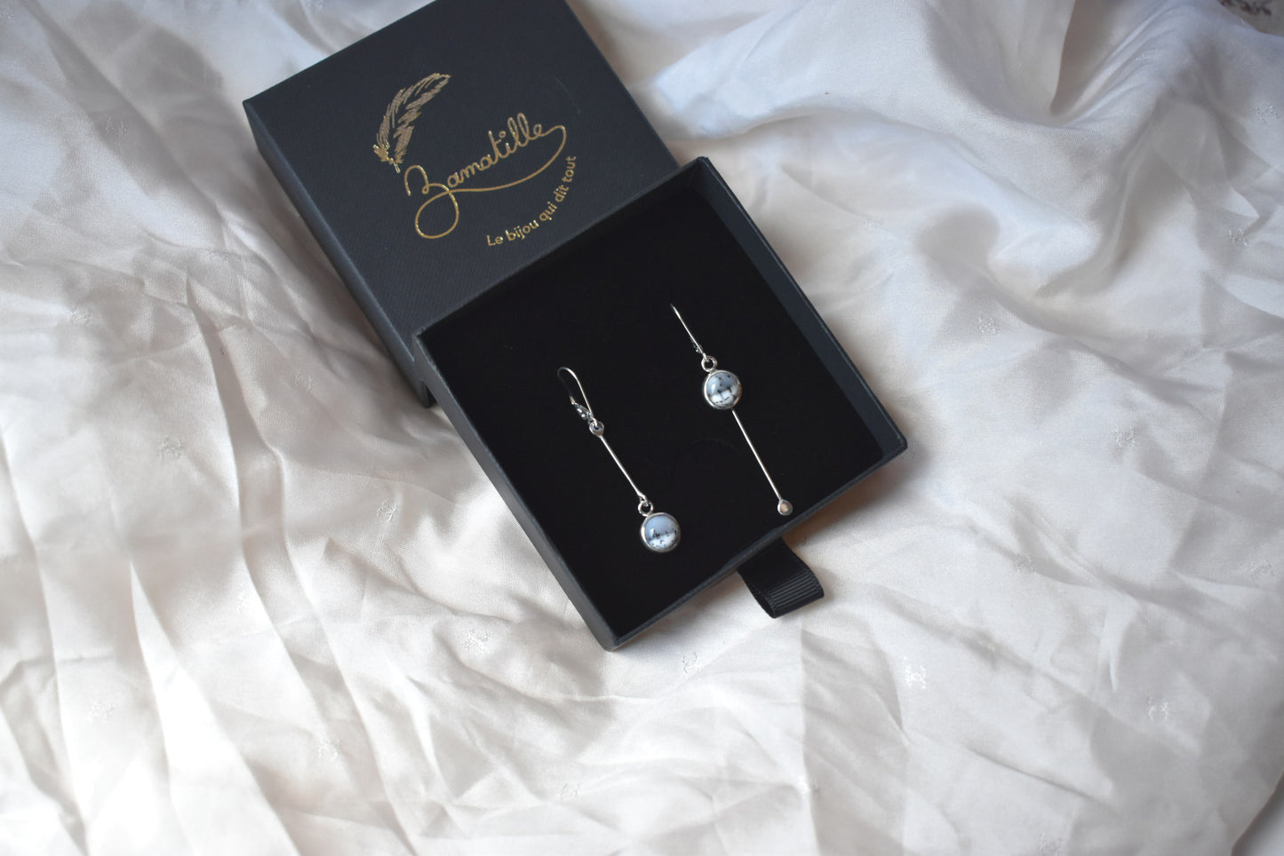 Boucles d'oreilles asymétriques - Pendante - en argent et merlinite (opale dendritique)