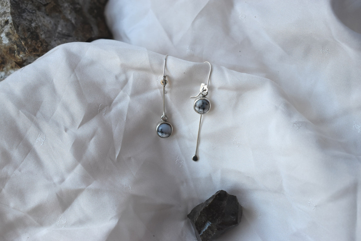 Boucles d'oreilles asymétriques - Pendante - en argent et merlinite (opale dendritique)