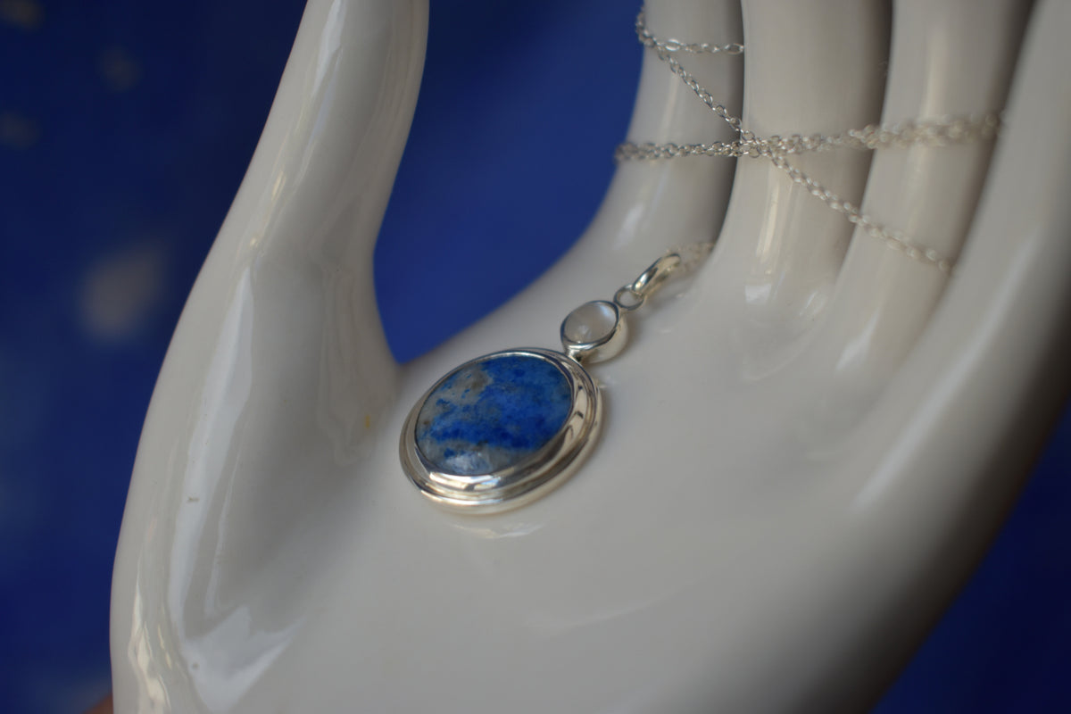 "Lemniscate" collier en argent 925, pierre de lune et lapis-lazuli