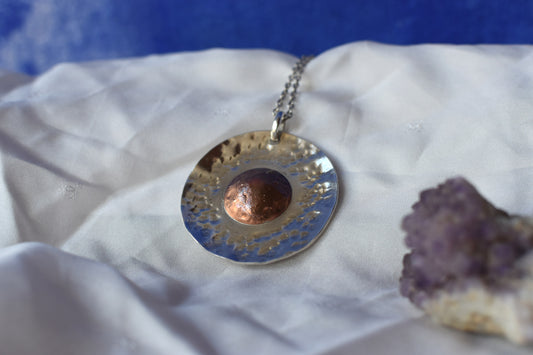 Collier soleil en cuivre et argent : Un bijou qui apporte lumière et énergie