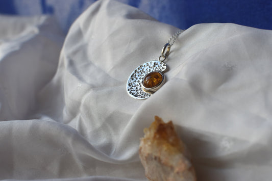 Collier lune en argent, un bijou symbolique et élégant