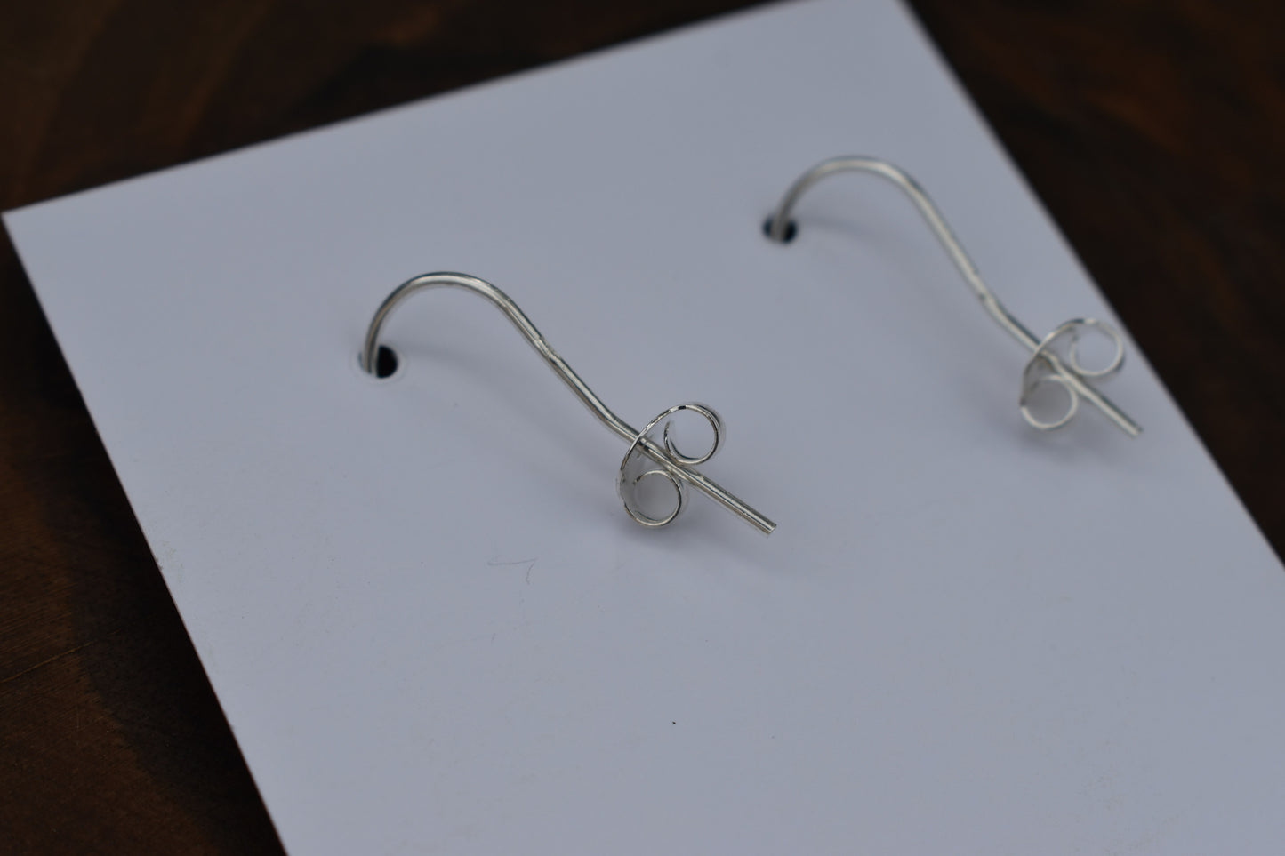 Boucles d'oreilles "Le suspendu" dans la collection des petits bâtons