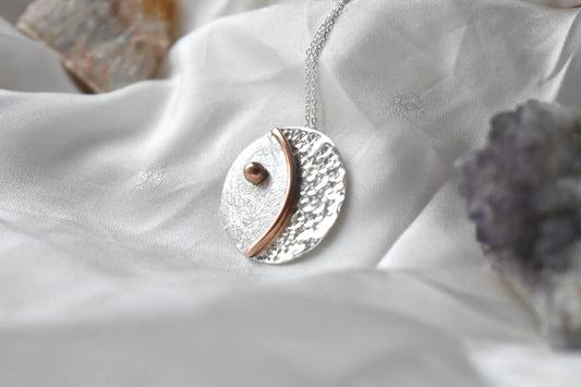 Pendentif lune de la collection astrale - Bijoux en argent et cuivre