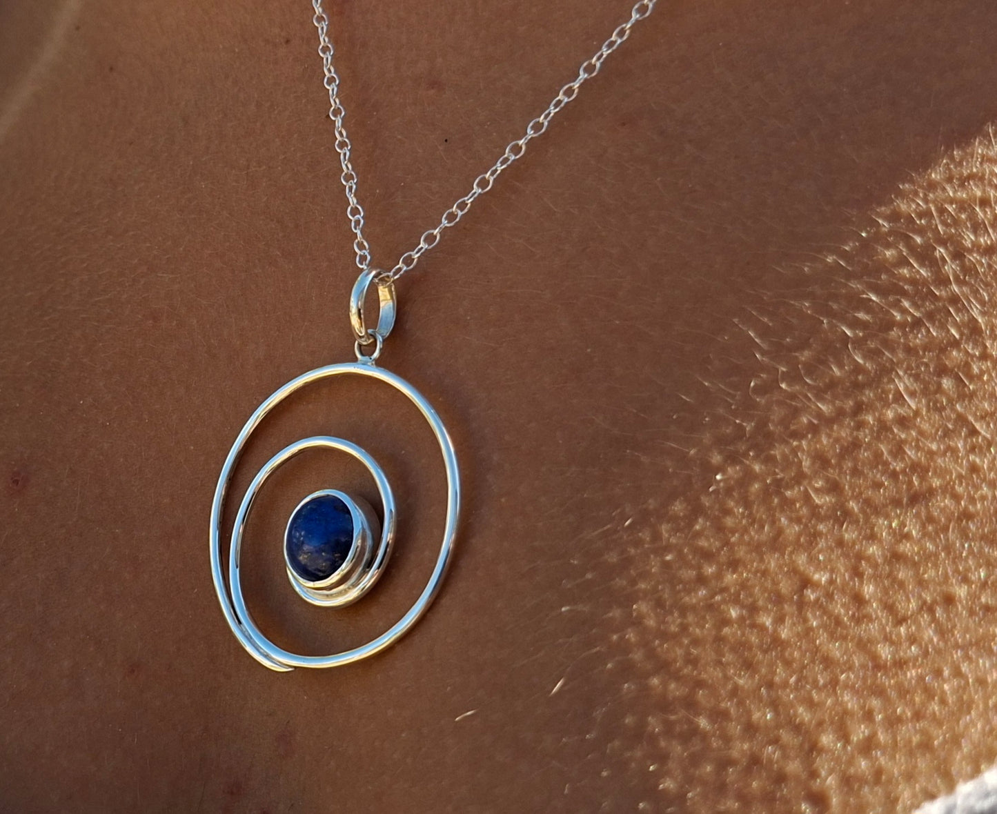 Andromède : Collier spirale  argent 925 et lapis lazuli- Zamatille